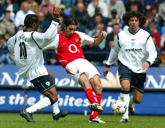 Robert Pires (Arsenal, Mitte) am Ball gegen Okocha (li.) und Mark Fish (beide Bolton) Fußball Herren English Premier League 2002 2003, 1. Englische Liga, Bolton Wanderers - Arsenal London 2:2, Vdig, Gruppe Bolton