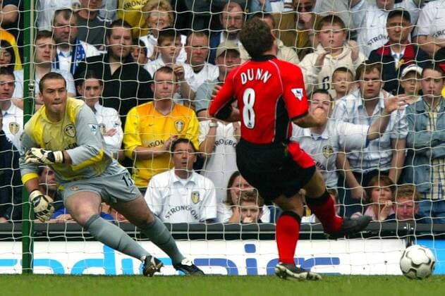Torwart Paul Robinson (Leeds, li.) wird von David Dunn (Blackburn) in die falsche Richtung geschickt Fußball Herren English Premier League 2002 2003, 1. Englische Liga, FC Leeds United - Blackburn Rovers 2:3, Vdig, Gruppe Leeds