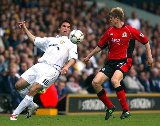 Harry Kewell (Leeds, li.) gegen Vratislav Gresko (Blackburn) Fußball Herren English Premier League 2002 2003, 1. Englische Liga, FC Leeds United - Blackburn Rovers 2:3, Vdig, Einzelbild Leeds Dynamik,