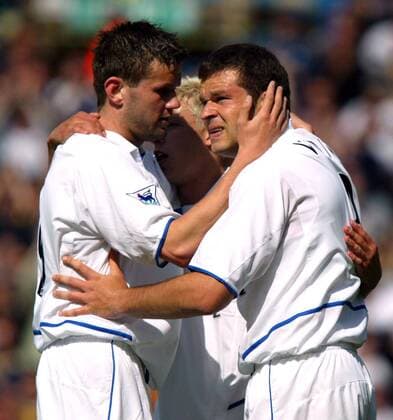 Mark Viduka (re.) und Eirik Bakke (beide Leeds) - Torjubel Fußball Herren English Premier League 2002 2003, 1. Englische Liga, FC Leeds United, Vdig, Gruppe Leeds Freude,