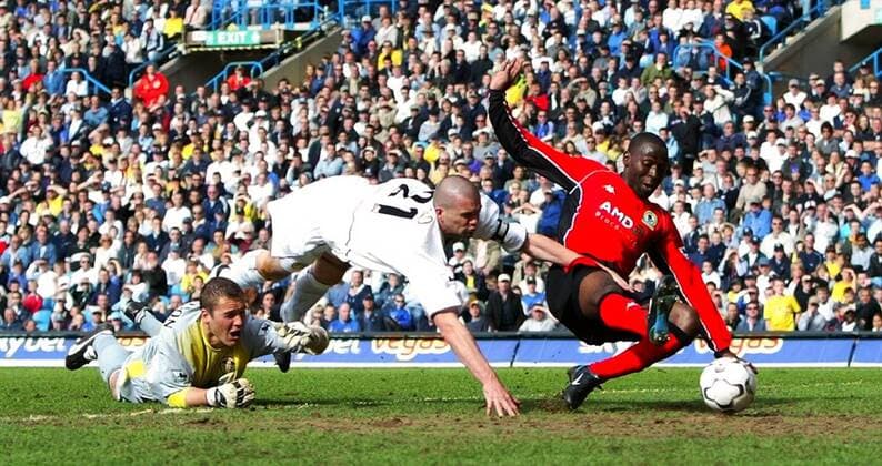 Andy Cole (Blackburn, re.) gegen Torwart Paul Robinson (li.) und Dominic Matteo (beide Leeds) Fußball Herren English Premier League 2002 2003, 1. Englische Liga, FC Leeds United - Blackburn Rovers 2:3, Vdig, Gruppe Leeds Dynamik,