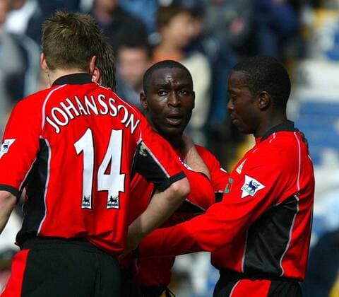 Andy Cole (Mitte) wird von Dwight Yorke (re.) und Johansson (alle Blackburn) gefeiert Fußball Herren English Premier League 2002 2003, 1. Englische Liga, Leeds - Blackburn Rovers 2:3, Vdig, Gruppe Leeds Freude,
