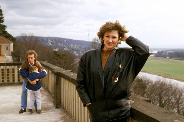 Ex-Eisschnelläuferin Karin Kania-Enke (DDR) mit ihrem Mann Rudi und Sohn Sascha Eisschnellauf Damen Eisschnellaufen 1989, Eisschnelllauf, Eisschnelllaufen, Shooting, Fotoshooting, Fototermin, Vdia Gruppe