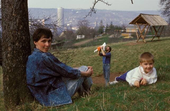 Ex-Sprinterin Bärbel Wöckel (DDR) mit ihrer Familie im Grünen Leichtathletik Damen Sprint 1986, Kurzstrecke, Shooting, Fotoshooting, Fototermin, Vdia Gruppe