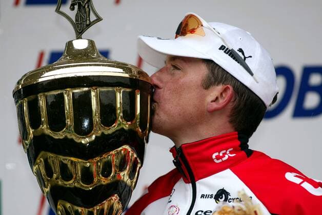 Tyler Hamilton (USA CSC) küßt den Siegerpokal Radsport Herren Lüttich - Bastogne - Lüttich 2003, Rad, Straße, Straßenradsport, Radklassiker, Frühjahrsklassiker Einzelbild