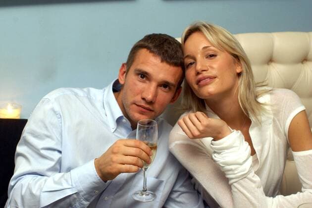 Andrej Schewtschenko (Milan) mit seiner Verlobten Kristen Pazik und einem Glas Sekt im Baci e Abbracci Fußball Herren Serie A 2002 2003, 1. Italienische Liga, AC Mailand, Kleidung, Outfit, privat, Spielerfrau, Freundin Gruppe Spielerfrauen, Partnerin, Frau, Lebensgefährtin verlobt, Verlobte, Feier, feiern,