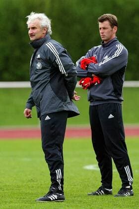 Teamchef Rudi Völler (li.) und Bundestrainer Michael Skibbe (beide Deutschland) Fußball Herren Nationalmannschaftstraining 2003, Nationalmannschaft, Nationalteam, Training Gruppe Bremen