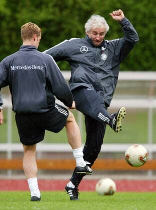 Teamchef Rudi Völler (re.) spritzig wie eh und je, li. Friedrich (beide Deutschland) Fußball Herren Nationalmannschaftstraining 2003, Nationalmannschaft, Nationalteam, Training Gruppe Bremen Dynamik,