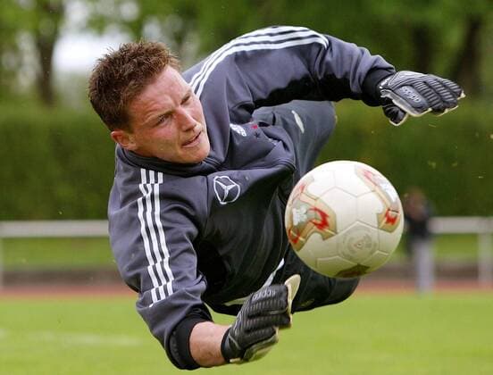Torwart Frank Rost (Deutschland) legt sich mächtig ins Zeug Fußball Herren Nationalmannschaftstraining 2003, Nationalmannschaft, Nationalteam, Training Einzelbild Bremen Dynamik, Abwehr