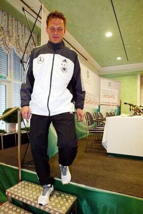 Torwart Frank Rost (Deutschland) - Abgang nach der Pressekonferenz Fußball Herren Nationalmannschaftstraining 2003, Nationalmannschaft, Nationalteam, Training Einzelbild Bremen