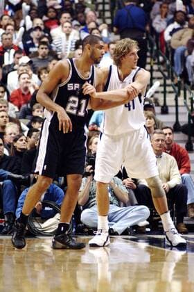 Tim Duncan (li., San Antonio Spurs) gegen Dirk Nowitzki (Dallas Mavericks) Basketball Herren NBA 2002 2003, Dallas Mavericks - San Antonio Spurs 110:112 n.V. Gruppe Dallas