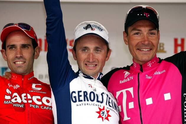 Siegerehrung: Davide Rebellin (Italien Gerolsteiner, Mitte) gewinnt vor Erik Zabel (Deutschland Team Telekom, re.) und Igor Astarloa (Spanien Saeco) Radsport Herren Rund um den Henninger Turm 2003, Straße, Rad, Straßenradsport, Vdig Gruppe Frankfurt M. Freude,