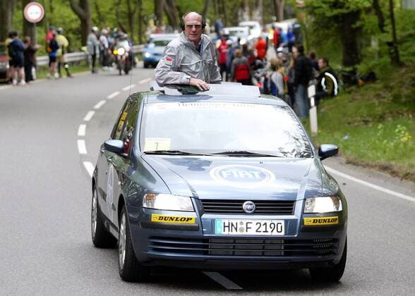 Rennleiter Rudi Altig (Deutschland) schaut aus dem Begleitfahrzeug Radsport Herren Rund um den Henninger Turm 2003, Straße, Rad, Straßenradsport Einzelbild Frankfurt M.