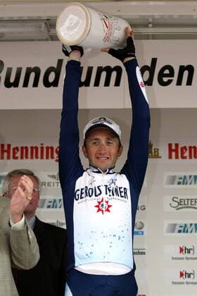 Davide Rebellin (Italien Gerolsteiner) präsentiert stolz seine Trophäe, einen riesigen Bierkrug Radsport Herren Rund um den Henninger Turm 2003, Straße, Rad, Straßenradsport Einzelbild Frankfurt M. Freude,