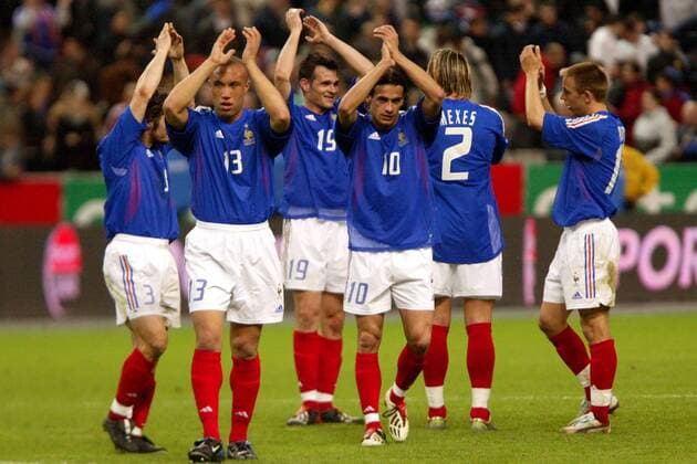 Schlußjubel Frankreich mit Mikael Silvestre (13), Willy Sagnol (19) und Daniel Moreira (10) Fußball Länderspiel Herren Länderspiel 2003, Freundschaftsspiel, Testspiel, Nationalmannschaft, Nationalteam, Nationaltrikot Gruppe Paris Freude,  
