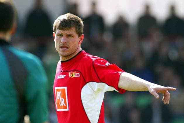 Steffen Baumgart (Union) zeigt die Richtung an Fußball 2. BL Herren Saison 2002 2003, 1.FC Union Berlin, Vdig Einzelbild Berlin