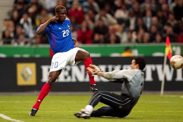 Olivier Kapo (li., Frankreich) erzielt das 5:0 gegen Torwart Essam al Hadary (Ägypten) Fußball Länderspiel Herren Länderspiel 2003, Freundschaftsspiel, Testspiel, Nationalmannschaft, Nationalteam, Nationaltrikot Gruppe Paris Dynamik,  