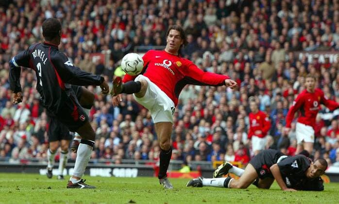 Ruud van Nistelrooy (Mitte, ManU) gegen Powell (li., Charlton) Fußball Herren English Premier League 2002 2003, 1. Englische Liga, Manchester United - Charlton Athletic 4:1, Vdig Gruppe Manchester Dynamik,