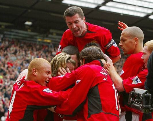 Torjubel ManU, u.a. mit dem Torschützen David Beckham (2. v. li.), Roy Keane (oben), Rio Ferdinand (2. v. re.), Scholes (re.), Wesley Brown (li.) und van Nistelrooy (Mitte vorn) Fußball Herren English Premier League 2002 2003, 1. Englische Liga, Manchester United Gruppe Manchester Freude, Begeisterung,