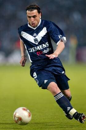 Bruno Basto (Bordeaux) am Ball Fußball Herren Ligue Une 2002 2003, 1. Französische Liga, Girondins de Bordeaux, Einzelbild Bordeaux Dynamik,  