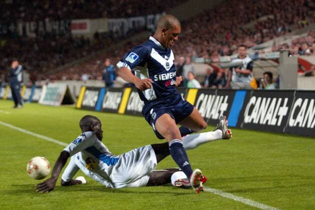 Khalilou Fadiga (li., Auxerre) gegen Eduardo Costa (Bordeaux) Fußball Herren Ligue Une 2002 2003, 1. Französische Liga, Girondins de Bordeaux - AJ Auxerre 0:1 Gruppe Bordeaux Dynamik,  