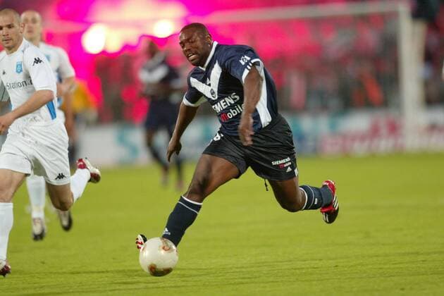 Jean-Claude Darcheville (Bordeaux) am Ball Fußball Herren Ligue Une 2002 2003, 1. Französische Liga, Girondins de Bordeaux - AJ Auxerre 0:1 Gruppe Bordeaux Dynamik,  