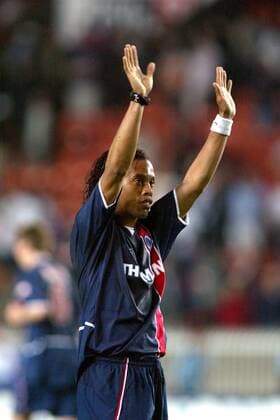 Ronaldinho (PSG) bedankt sich bei den Anhängern Fußball Herren Ligue Une 2002 2003, 1. Französische Liga, Paris St. Germain, Saint, Einzelbild Paris  