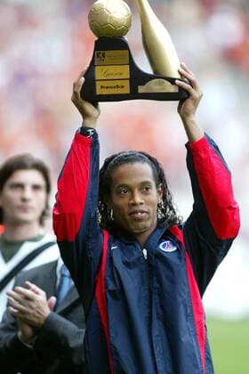 Ronaldinho (PSG) mit der Trophäe Bester Spieler im Monat März 2003 Fußball Herren Ligue Une 2002 2003, 1. Französische Liga, Paris St. Germain, Saint, Einzelbild Paris Freude,  