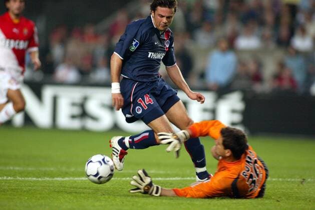 Fabrice Fiorese (PSG) gegen Torwart Flavio Roma (Monaco) Fußball Herren Ligue Une 2002 2003, 1. Französische Liga, Paris St. Germain - AS Monaco 2:1, Saint, Gruppe Paris Dynamik,  