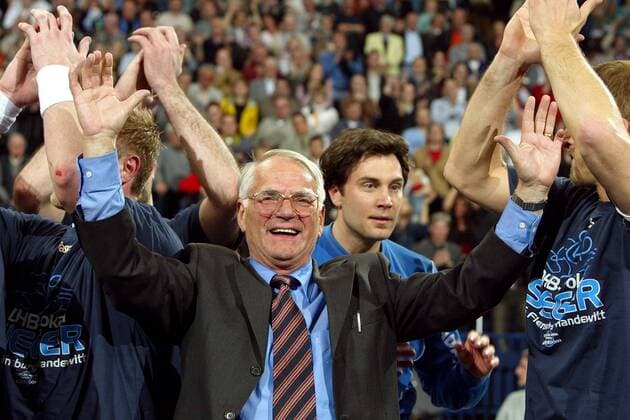 Ex-Manager Manfred Werner (li., Flensburg) jubelt nach Spielende Handball 1. BL Herren DHB-Pokal 2002 2003, Cup, Pokalspiel, Final Four, Finale, Pokalfinale, Endspiel, Pokalendspiel Gruppe Sportfotograf Hamburg Freude,