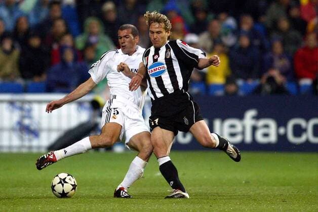 Pavel Nedved (Juve, re.) gegen Zinedine Zidane (Real) Fußball EC 1 Herren Champions League 2002 2003, Halbfinale, Real Madrid - Juventus Turin 2:1, Vdig, Gruppe Madrid Dynamik,  