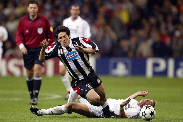 Mauro Camoranesi (Juve, vorn) wird von Guti (Real) zu Fall gebracht Fußball EC 1 Herren Champions League 2002 2003, Halbfinale, Real Madrid - Juventus Turin 2:1, Vdig, Gruppe Madrid Dynamik,  