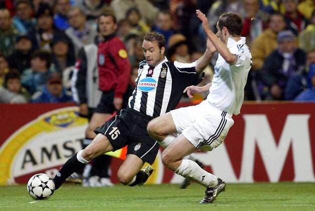 Alessandro Birindelli (Juve, li.) gegen Ivan Helguera (Real) Fußball EC 1 Herren Champions League 2002 2003, Halbfinale, Real Madrid - Juventus Turin 2:1, Vdig, Gruppe Madrid Dynamik,  