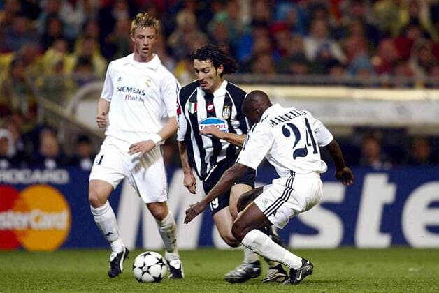 Gianluca Zambrotta (Juve, Mitte) gegen Claude Makelele (re.) und Guti (beide Real) Fußball EC 1 Herren Champions League 2002 2003, Halbfinale, Real Madrid - Juventus Turin 2:1, Vdig, Gruppe Madrid  
