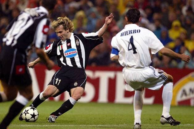 Pavel Nedved (Juve, li.) am Ball gegen Fernando Hierro (Real) Fußball EC 1 Herren Champions League 2002 2003, Halbfinale, Real Madrid - Juventus Turin 2:1, Vdig, Gruppe Madrid Dynamik,  