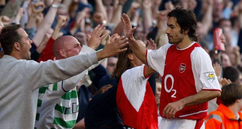 Robert Pires (Arsenal) und Fans - gemeinsamer Torjubel Fußball Herren English Premier League 2002 2003, 1. Englische Liga, FC Arsenal London, Vdig Gruppe London Freude,