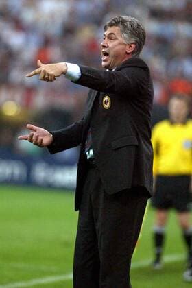 Trainer Carlo Ancelotti (Milan) gibt Anweisungen Fußball EC 1 Herren Champions League 2002 2003, AC Mailand, Halbfinale, Vdig Einzelbild Mailand Spannung, Ungeduld