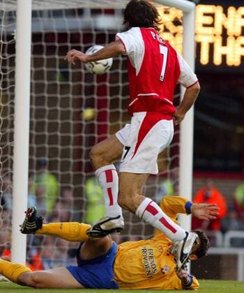 Robert Pires (Arsenal) trifft zum 1:0 Fußball Herren English Premier League 2002 2003, 1. Englische Liga, FC Arsenal London, Vdig Gruppe London Dynamik,
