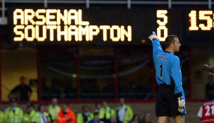 Torwart Paul Jones (Southampton) zeigt auf die Anzeigetafel, auf der das ernüchternde Zwischenergebnis steht - 5:0 für Arsenal Fußball Herren English Premier League 2002 2003, 1. Englische Liga, FC Arsenal London - FC Southampton 6:1, Vdig Einzelbild London