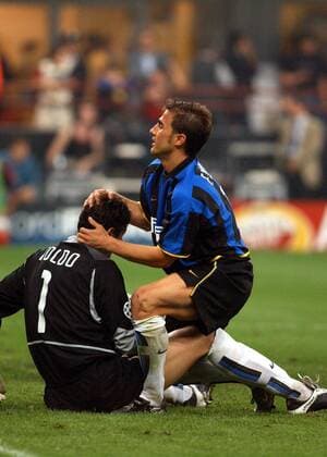 Fabio Cannavaro (re.) bedankt sich herzlich bei Torwart Francesco Toldo (beide Inter) Fußball EC 1 Herren Champions League 2002 2003, AC Mailand - Internazionale Mailand 0:0, Halbfinale, Vdig Gruppe Mailand Harmonie Kameradschaft,