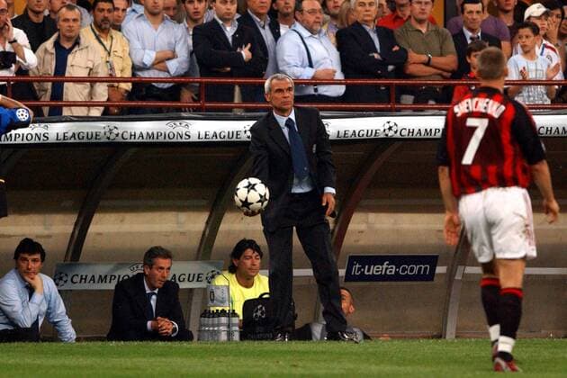 Trainer Hector Cuper (Inter) mit Ball an der Seitenlinie Fußball EC 1 Herren Champions League 2002 2003, AC Mailand - Internazionale Mailand 0:0, Halbfinale, Vdig Totale Mailand, Derby, Lokalderby, Ortsderby, Stadtderby