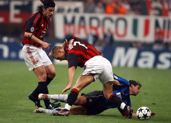 Andrej Schewtschenko (vorn) und Kakha Kaladze (beide Milan) bringen Sergio Conceicao (Inter) zu Fall Fußball EC 1 Herren Champions League 2002 2003, AC Mailand - Internazionale Mailand 0:0, Halbfinale, Vdig Gruppe Mailand, Derby, Lokalderby, Ortsderby, Stadtderby Dynamik, Kampf,