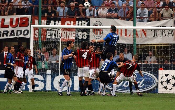 Francesco Coco (Inter, 3. v. re.) steigt hoch zum Kopfball im Getümmel vor dem Milan-Tor Fußball EC 1 Herren Champions League 2002 2003, AC Mailand - Internazionale Mailand 0:0, Halbfinale, Vdig Totale Mailand, Derby, Lokalderby, Ortsderby, Stadtderby Dynamik, Kampf,