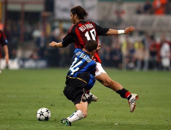 Manuel Rui Costa (Milan, hinten) gegen Luigi Di Biagio (Inter) Fußball EC 1 Herren Champions League 2002 2003, AC Mailand - Internazionale Mailand 0:0, Halbfinale, Vdig Gruppe Mailand, Derby, Lokalderby, Ortsderby, Stadtderby Dynamik, Kampf,