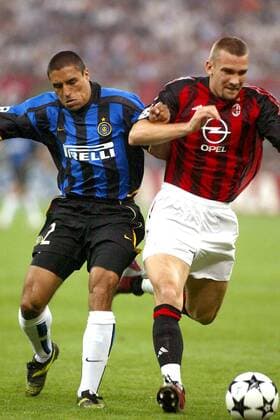 Andrej Schewtschenko (Milan, re.) gegen Ivan Cordoba (Inter) Fußball EC 1 Herren Champions League 2002 2003, AC Mailand - Internazionale Mailand 0:0, Halbfinale, Vdig Gruppe Mailand, Derby, Lokalderby, Ortsderby, Stadtderby Dynamik,