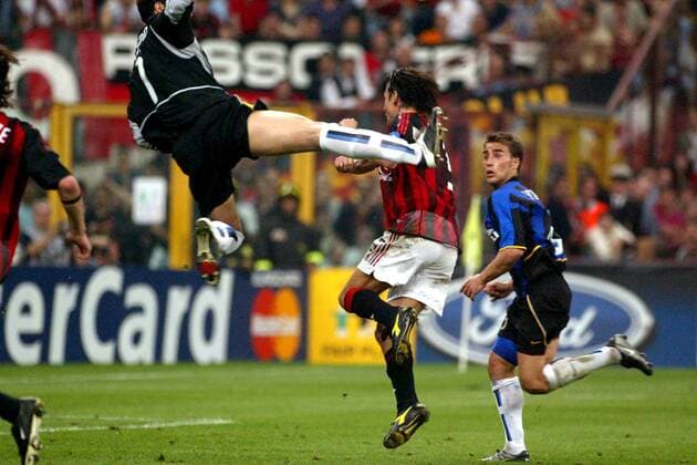 Auf Biegen und Brechen - Torwart Toldo (Inter) mit asiatischer Kampfsporteinlage gegen Filippo Inzaghi (Milan) Fußball EC 1 Herren Champions League 2002 2003, AC Mailand - Internazionale Mailand 0:0, Halbfinale, Vdig Gruppe Mailand, Derby, Lokalderby, Ortsderby, Stadtderby Dynamik, Kampf, Abwehr