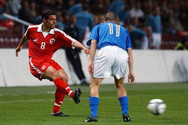 Fabio Celestini (li., Schweiz) gegen Marco di Vaio (Italien) Fußball Länderspiel Herren Freundschaftsspiel 2003, Nationalmannschaft, Nationalteam, Länderspiel, Test, Testspiel, Vdig Gruppe Genf Dynamik,