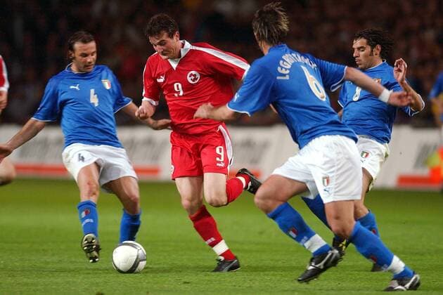 Alexander Frei (2.v.li., Schweiz) gegen Perrotta (re.), C. Zanetti (li.) und Legrottaglie (alle Italien) Fußball Länderspiel Herren Freundschaftsspiel 2003, Nationalmannschaft, Nationalteam, Länderspiel, Test, Testspiel, Vdig Gruppe Genf Dynamik,