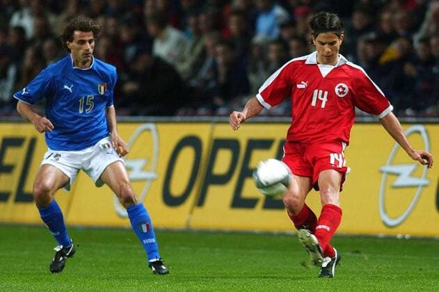 Bruno Berner (re., Schweiz) gegen Carlo Nervo (Italien) Fußball Länderspiel Herren Freundschaftsspiel 2003, Nationalmannschaft, Nationalteam, Länderspiel, Test, Testspiel, Vdig Gruppe Genf Dynamik,