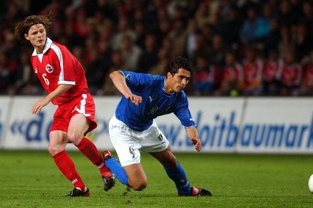 Johann Vogel (li., Schweiz) gegen Bernardo Corradi (Italien) Fußball Länderspiel Herren Freundschaftsspiel 2003, Nationalmannschaft, Nationalteam, Länderspiel, Test, Testspiel, Vdig Gruppe Genf Dynamik,